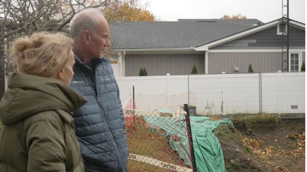 La pareja frente a la obra de su casa