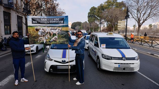 Taxistas en huelga durante el paro convocado por el sector del taxi