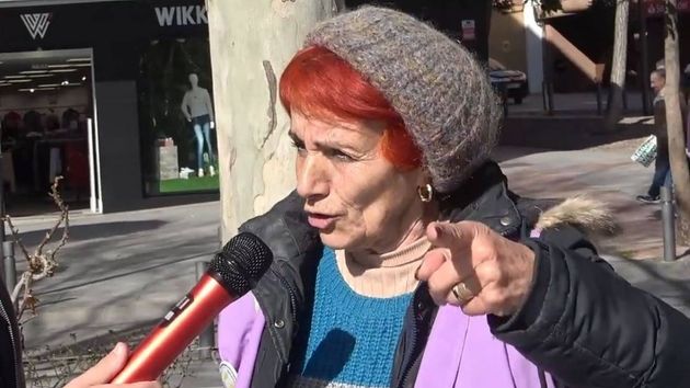 Varios jubilados mayores de 65 años: "A los jóvenes les pagan 4 horas y luego hacen 8, tienen trabajos muy precarios"