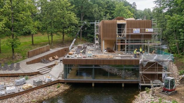 Un edificio en obras sobre un río