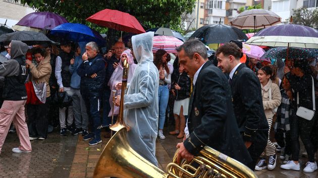 musicos lluvia procesion