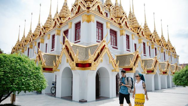 Dos personas recorriendo Tailandia.