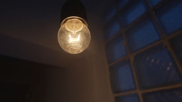 una bombilla encendida de noche