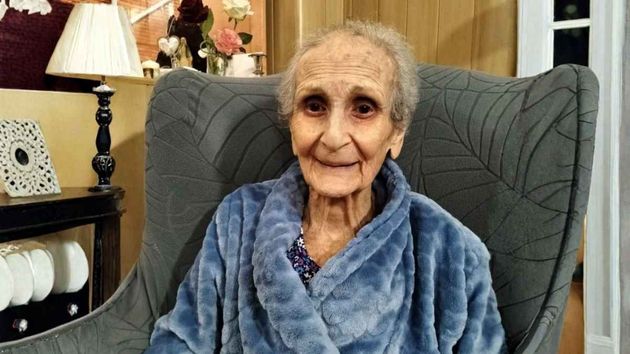 Dolores Campos Brito en su sillón de casa