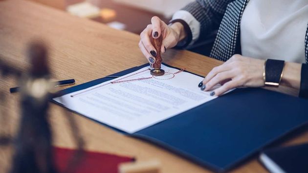 Una persona sellando un documento