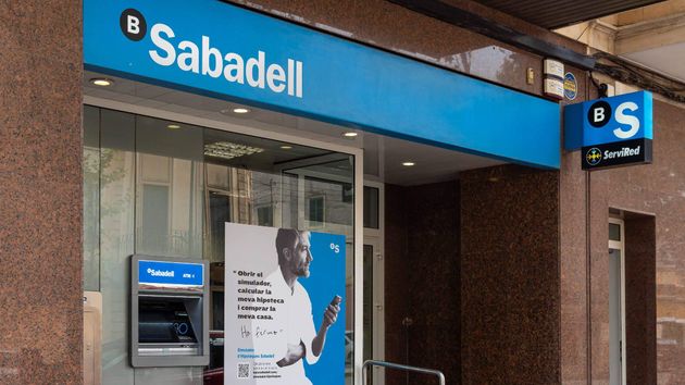 Exterior de una oficina del Banco Sabadell