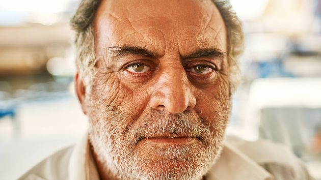 Primer plano de un hombre, con rostro serio