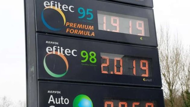 Cartel con el precio de la gasolina y diesel