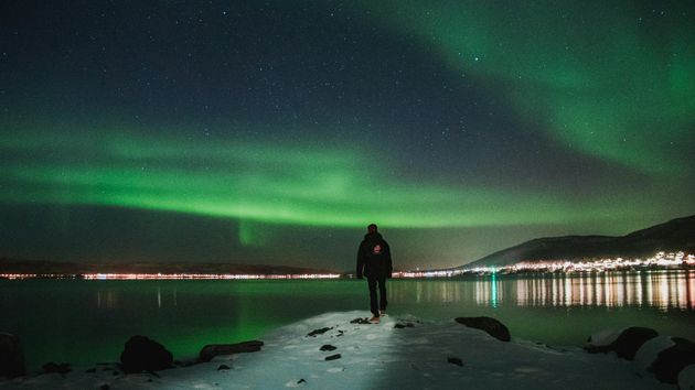 Una persona viendo auroras boreales.