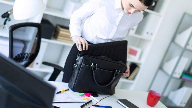 Una trabajadora recogiendo sus cosas 