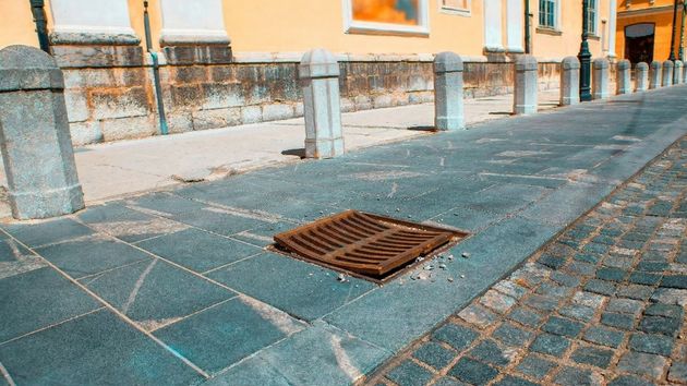 Una arqueta suelta en la calle
