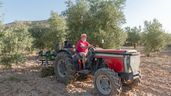 un agricultor en su tractor