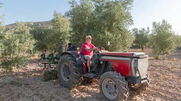 un agricultor en su tractor