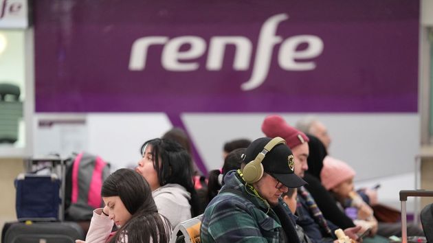 varias personas en una estación renfe
