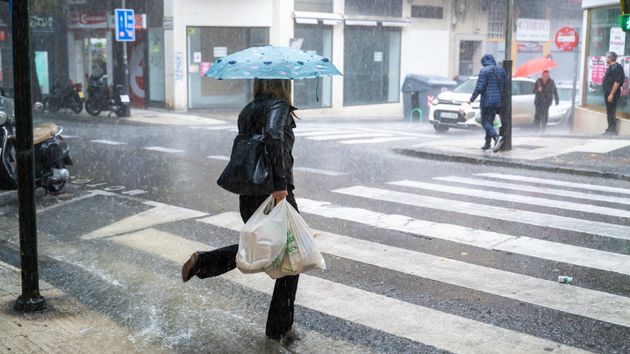 Una persona bajo la lluvia.