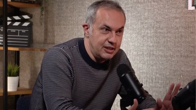 El funcionario durante la entrevista.