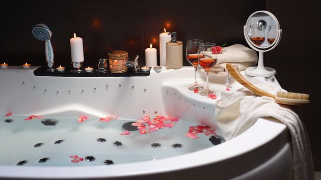 Un jacuzzi con velas