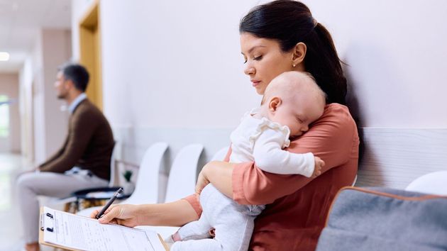 una mujer con un bebe