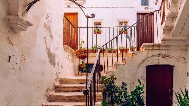 Una mujer con movilidad reducida se ve obligada a subir 99 escalones para entrar en su casa porque los vecinos le cerraron el acceso a través de su parcela
