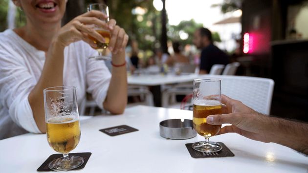 gente bebiendo cerveza
