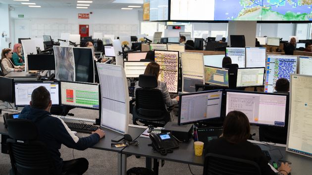 unos trabajadores en una oficina