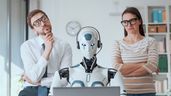 Dos jóvenes empleados viendo como trabaja una Inteligencia Artificial