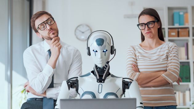 Dos jóvenes empleados viendo como trabaja una Inteligencia Artificial