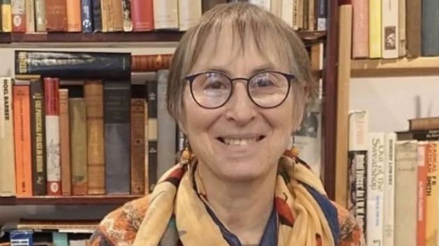 una mujer en una libreria