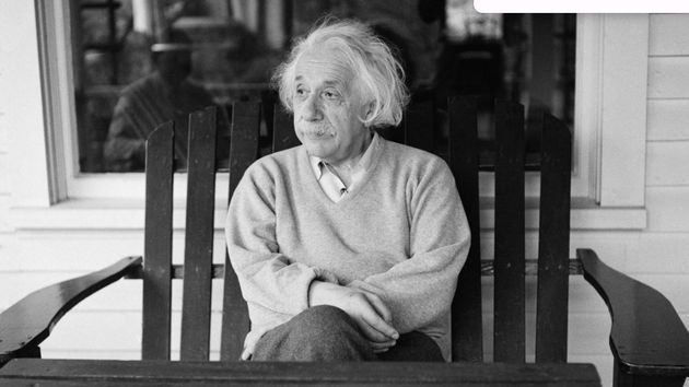 Albert Einstein en su casa de Princeton, Nueva Jersey, en 1941. 