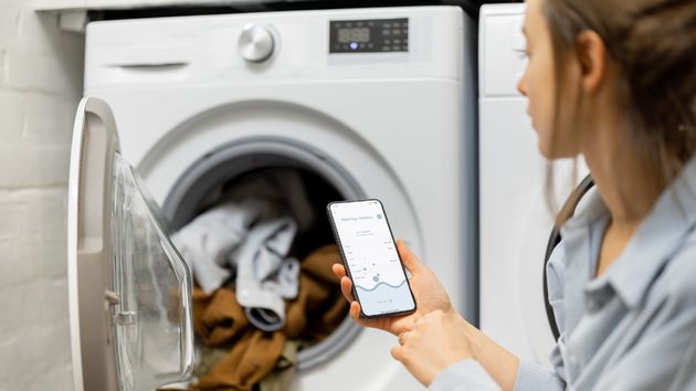 mujer poniendo lavadora movil