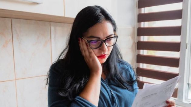 Una persona analizando un documento.