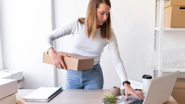 Una persona devolviendo un paquete.