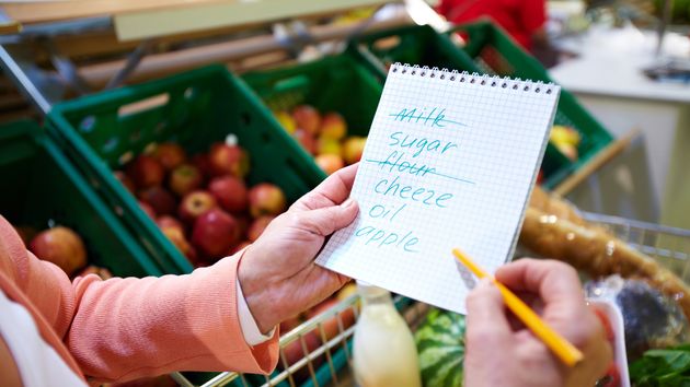 La psicología sugiere que escribir la lista de la compra en papel en lugar de en el teléfono es característico de este tipo de personas