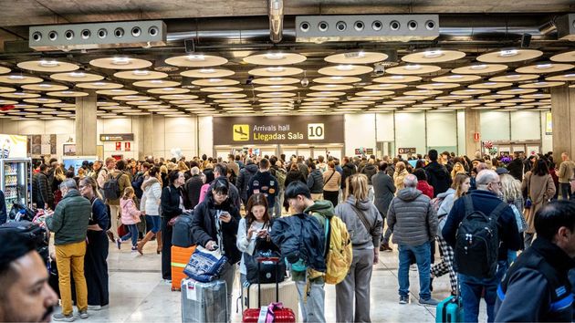 viajeros en el aeropuerto adolfo suarez madrid