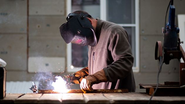 operario de montaje soldando