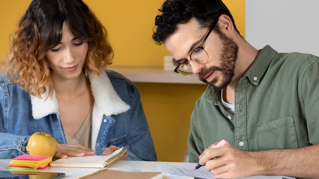 Jóvenes estudiando.