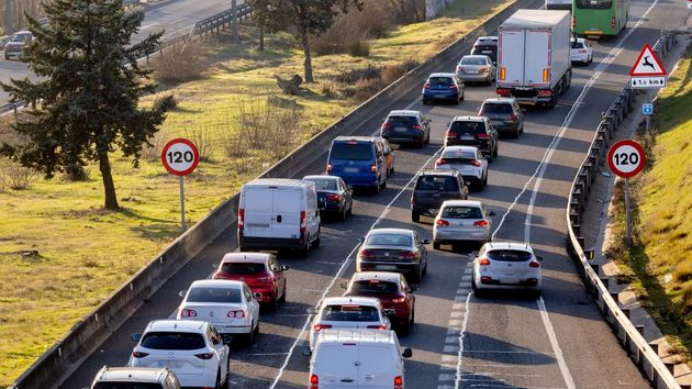 retención de coches en una carretera 