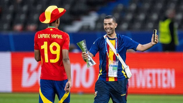 Mounir Nasroui con Lamine Yamal