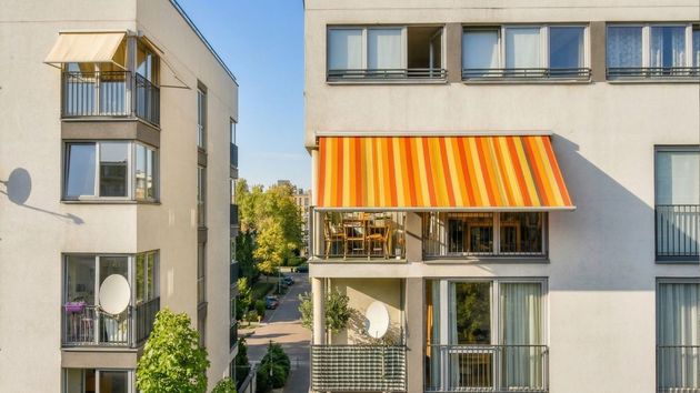 Un toldo en la terraza una vivienda 