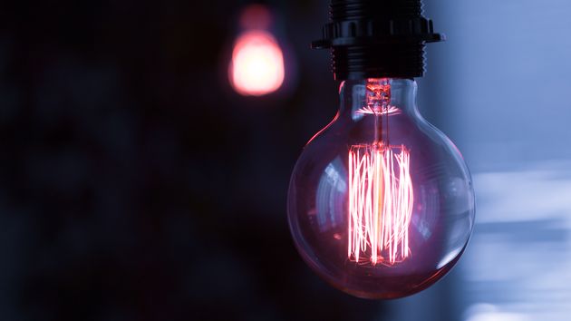 una bombilla encendida por la noche