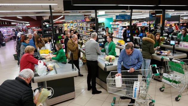 Varias personas en un supermercado Mercadona