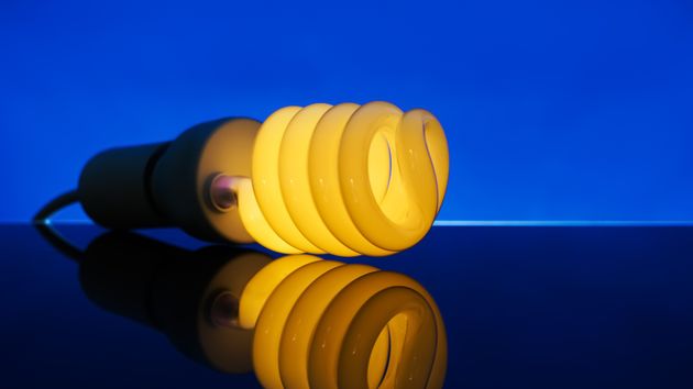 Una bombilla de luz encendida