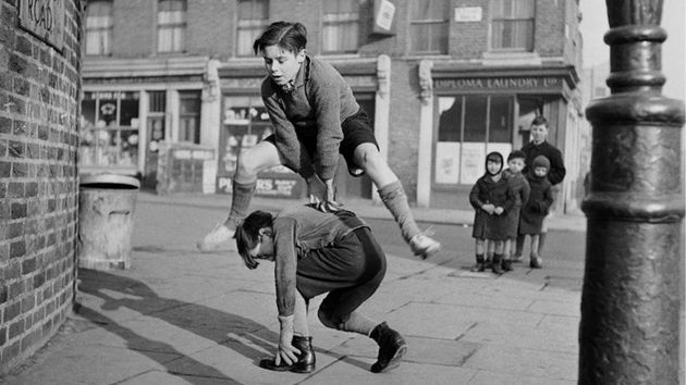 Un grupo de niños jugando a la rana en la calle, 1950.