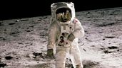 Edwin Aldrin camina por la superficie lunar