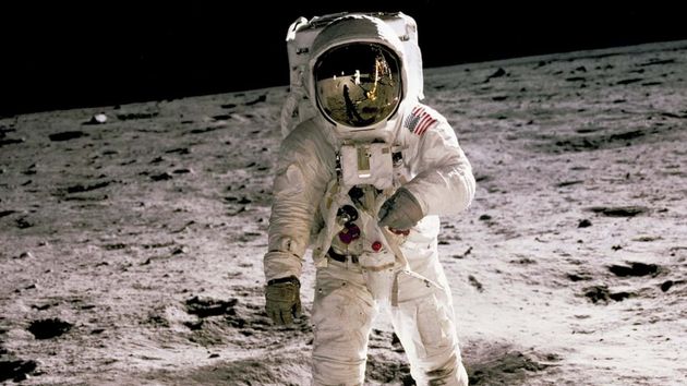 Edwin Aldrin camina por la superficie lunar