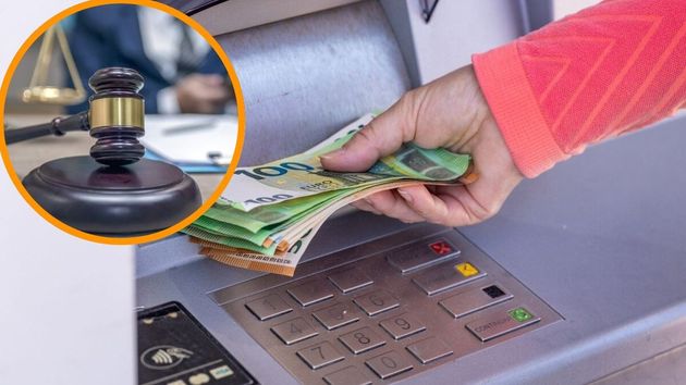 Una mujer saca dinero de un cajero