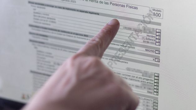 Una persona hace la declaración de la renta en un ordenador