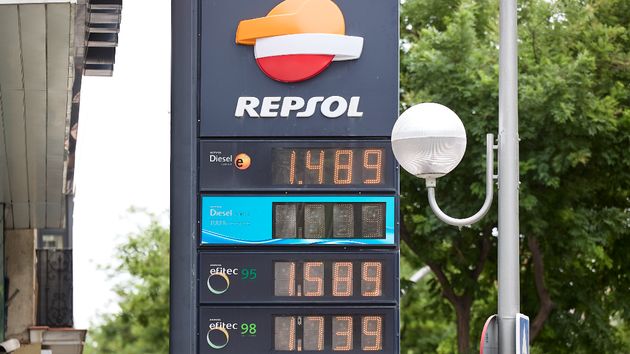 Cartel con los precios de la gasolina en una gasolinera Repsol