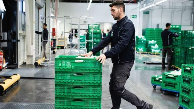 Trabajador de Mercadona en un almacén