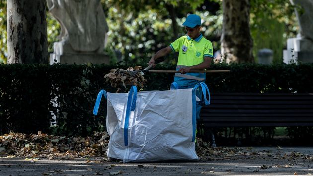 Una persona trabaja al aire libre